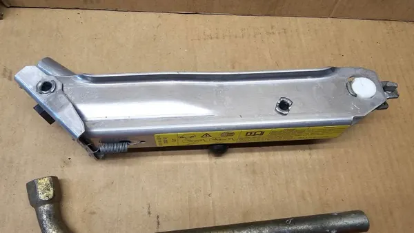 Audi A2 driehoek sleutelhefboom OEM 8Z0011031A image 5