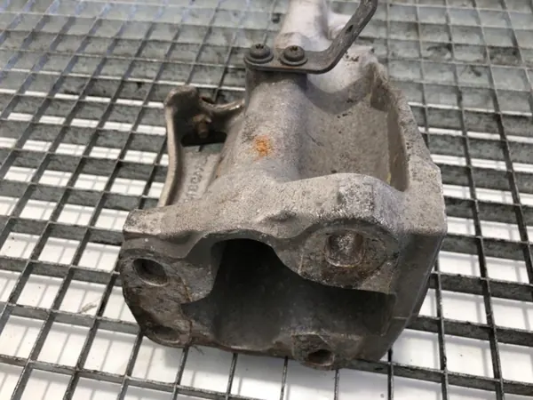 Ohjaustankon kiinnitystuki OEM 2405511 Scania R420:lle image 3