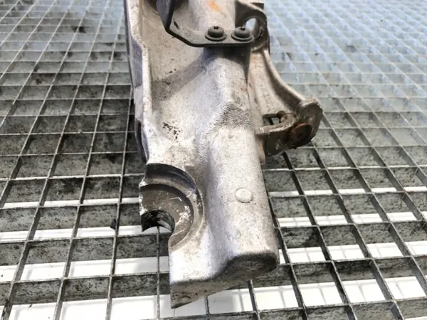 Ohjaustankon kiinnitystuki OEM 2405511 Scania R420:lle image 4