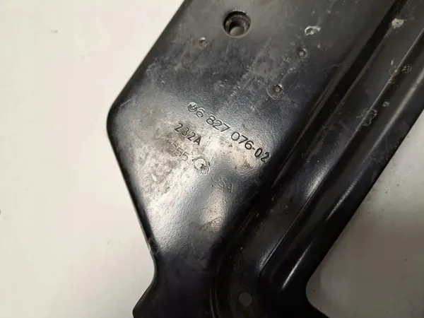 BMW X7 G07 Akunpidike OEM 6827076 - Käytetty image 4