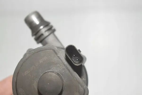 Vattenpump BMW 5 (G30) 4.4L 340kw 2017 OEM 11518623759 image 4