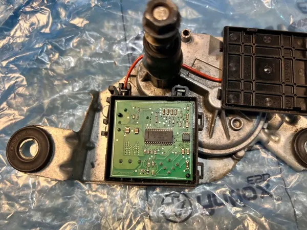 BMW X3 E83 Heckwischermechanismus OEM 6917907 image 3