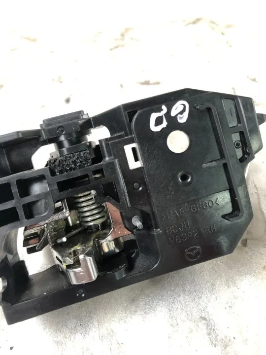 Bakre höger innerhandtag OEM V8392RH Mazda CX-30 image 3