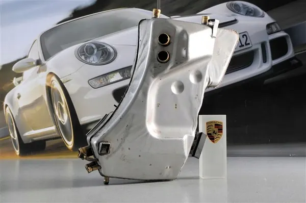 Porsche 993 Oljetank OEM 99320707051 - Begagnad image 3