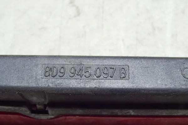 Luz de freio adicional AUDI A4 8D9945097B image 2