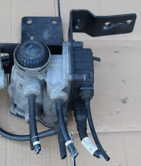 Modulateur EBS d'occasion OEM 1747137 pour DAF XF 106 image 2