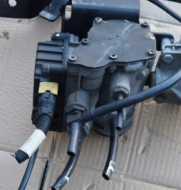 Modulateur EBS d'occasion OEM 1747137 pour DAF XF 106 image 3