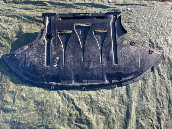 Nedre Motorplåt Audi A6 C6 image 3