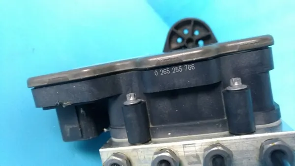 Mercedes W205 C63 ABS-pomp OEM A2054311000 image 9