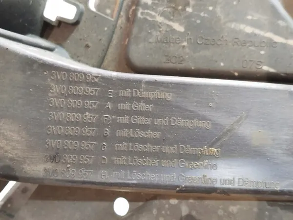 Vasen etulokasuoja Skoda Superb III OEM 3V0809957A image 4