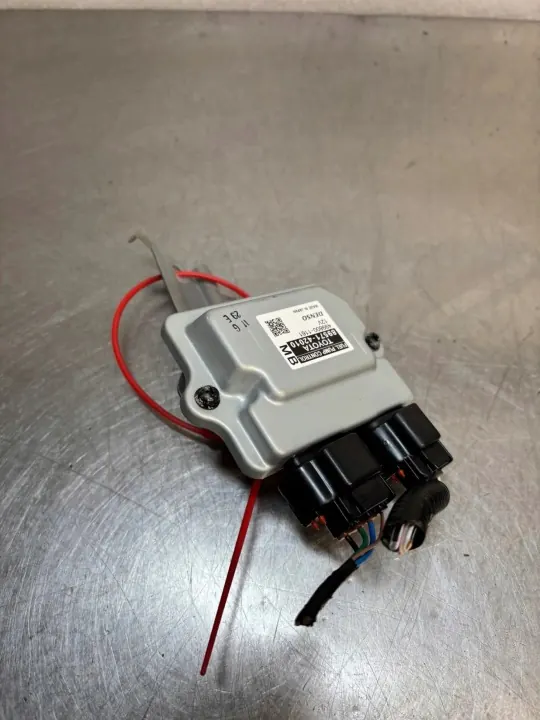 Module de commande pompe à carburant Toyota Camry VIII 89571-42010 image 2