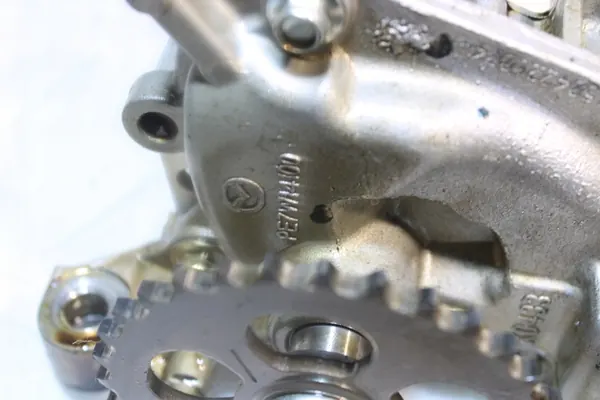 Bomba de aceite Mazda OEM A1504221074 para Mazda 2 III image 9