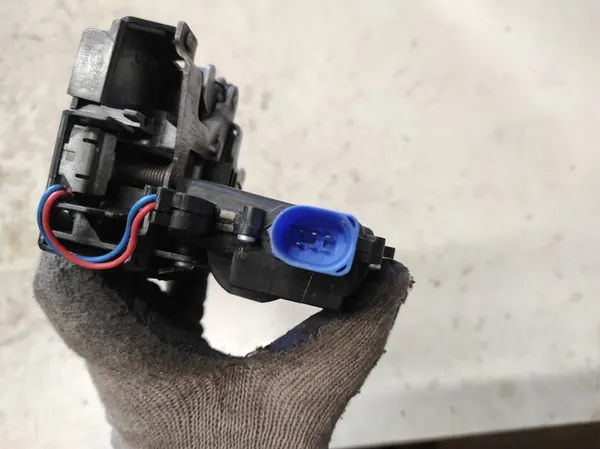 SKODA FABIA 2 II 07- Höger Baklås 6PIN image 4