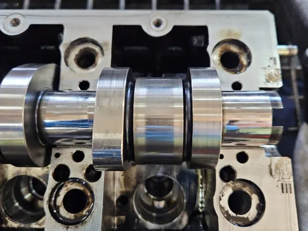 Cabeça do Cilindro VW Touran 1.9 TDI BKC usada OEM image 3