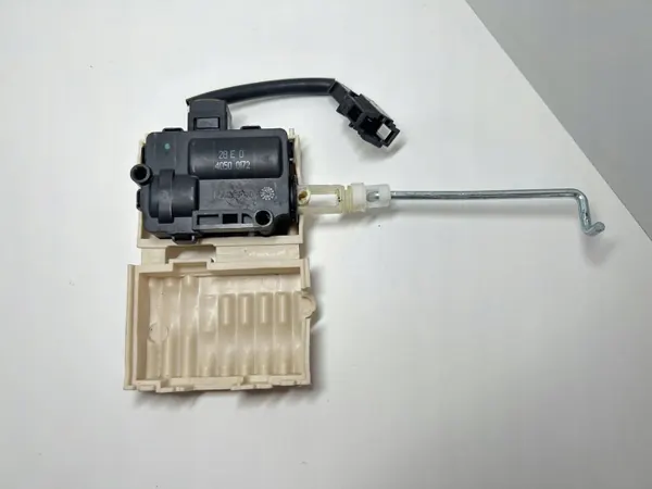 Skoda centrallåsaktuator OEM 3T9861343 image 5