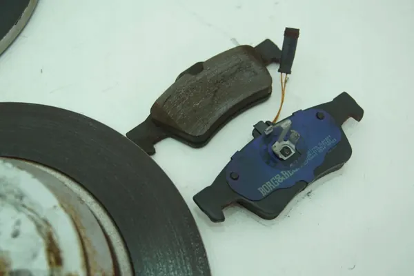 Discos e pastilhas de travão usados para Mercedes SL350 R230 image 3