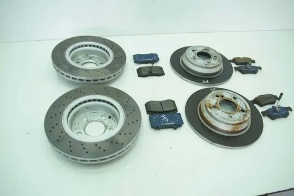 Discos e pastilhas de travão usados para Mercedes SL350 R230 image 6