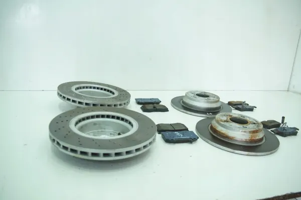 Discos e pastilhas de travão usados para Mercedes SL350 R230 image 7