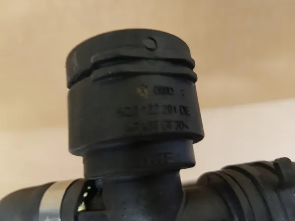 AUDI OE Vattenslang 04E121064S image 3