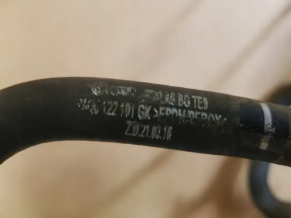 AUDI OE Vattenslang 04E121064S image 4