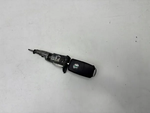 Cilindro de fechadura dianteiro esquerdo OEM 3T0837167B image 2