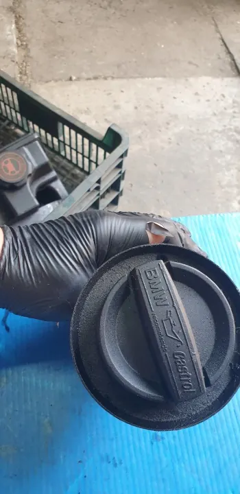 BMW X5 E70 Oljefyllkapsel OEM 7823183 - Begagnad image 2