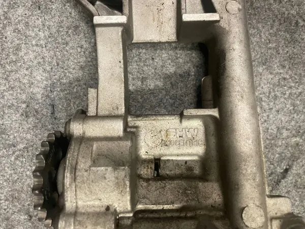 Pompe à huile d'occasion OEM 2247212 pour BMW 5 E39 525d image 4