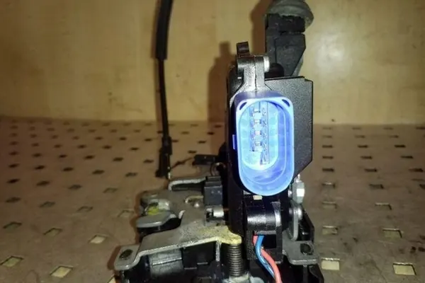 Linke vordere Türschloss SKODA OCTAVIA II 3D2837016S image 3