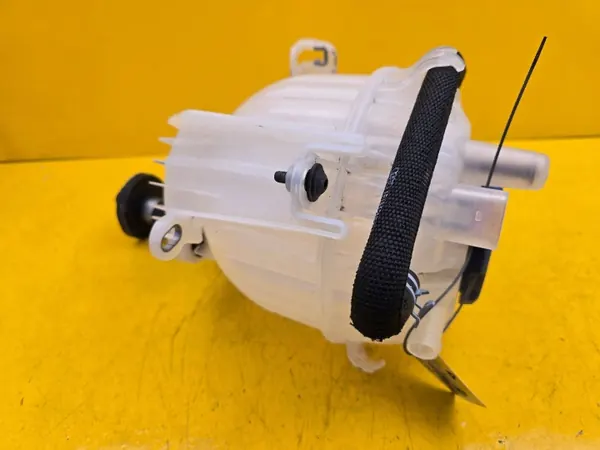 Depósito de expansão Audi E-Tron OEM 4KE121405A - Usado image 5