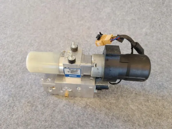 Porsche 911 991 dakpomp OEM 9P1871601 image 2