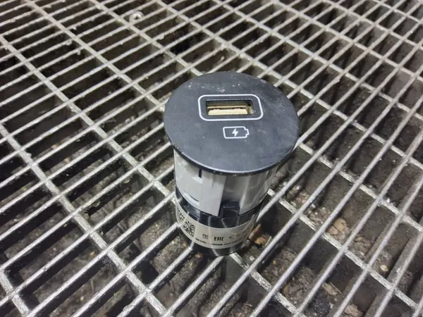 USB Snellader Aansluiting OEM 96125-Q0500 voor Hyundai i20 image 3
