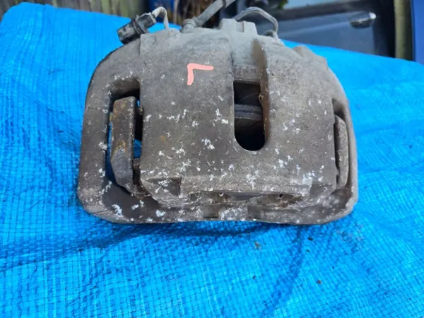 Soporte de pinza de freno delantera izquierda OEM 944620/Ambit image 3