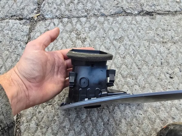 Linke Lüftungsgitter OEM 8T1820901C für Audi A5/A4 B8 image 4