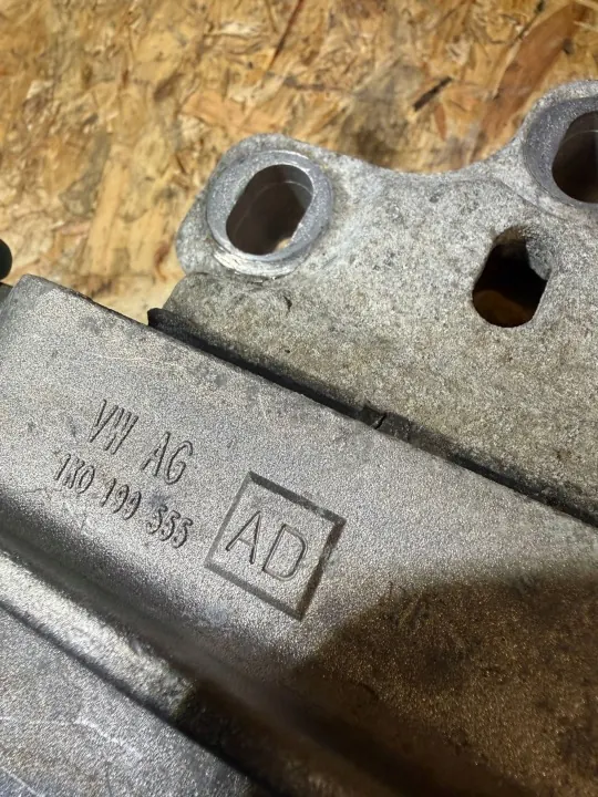Versnellingsbaksteun OEM 1K0199555AD voor VW Golf V image 4