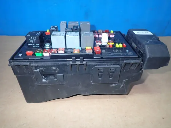 Zekeringkast OEM 13343762 voor Opel Astra IV J image 4