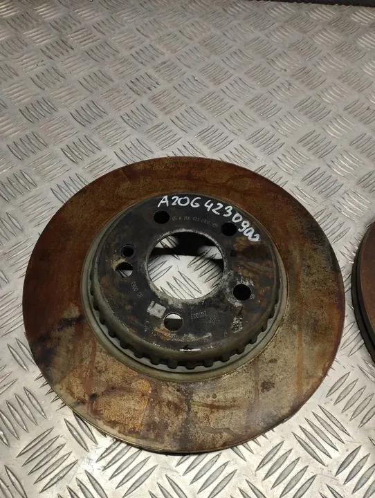 ACHTERSTE REMSCHIJF MERCEDES W206 A2064230900 image 3