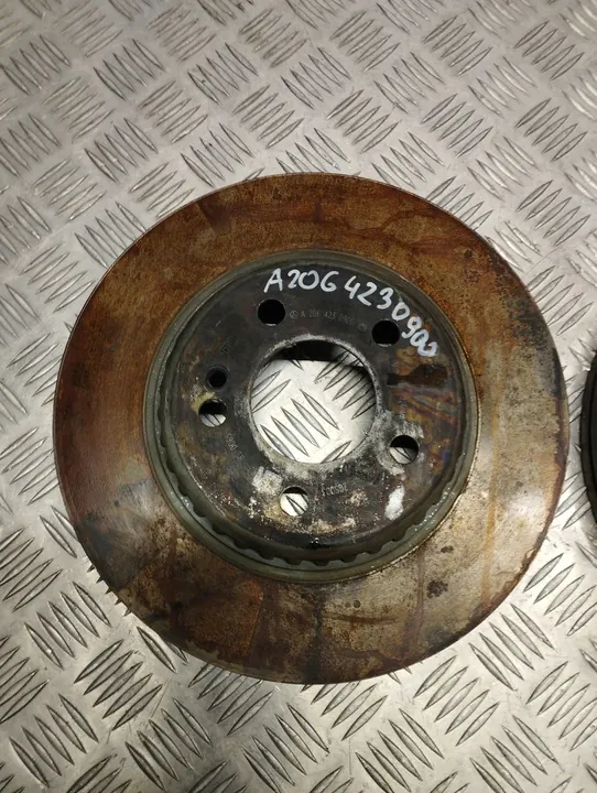 ACHTERSTE REMSCHIJF MERCEDES W206 A2064230900 image 4