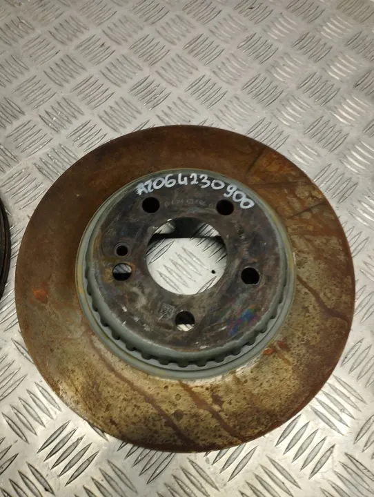 ACHTERSTE REMSCHIJF MERCEDES W206 A2064230900 image 5