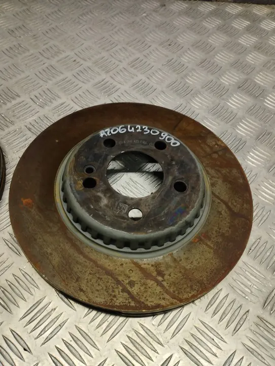 ACHTERSTE REMSCHIJF MERCEDES W206 A2064230900 image 6