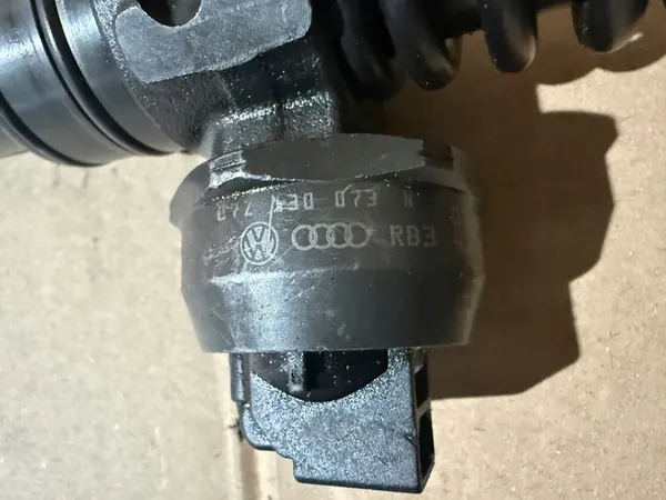 VW T5 2.5 TDI Pumpe Düse 07Z130073N image 2