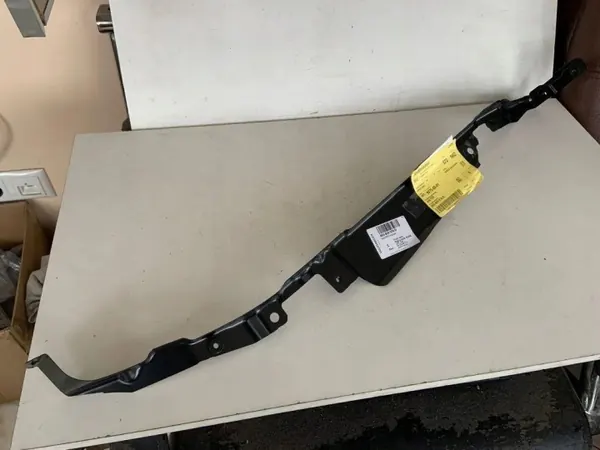 Audi Q5 främre höger stänkskärmsfäste OEM 8R0809076D image 2