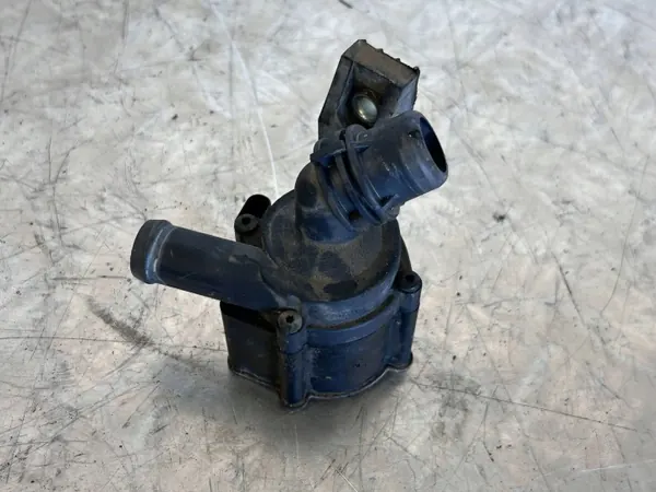 Bomba de agua BMW X5 M E70 OEM 9130387 - Usada image 2