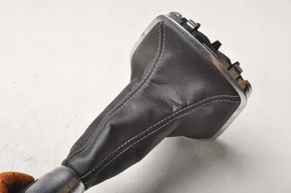 Pomo de cambio Ford Fiesta MK8 OEM 298651 - Usado image 3