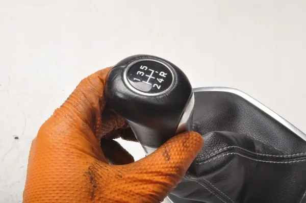 Pomo de cambio Ford Fiesta MK8 OEM 298651 - Usado image 4