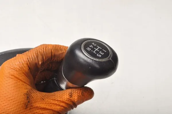 Pomo de cambio Ford Fiesta MK8 OEM 298651 - Usado image 5