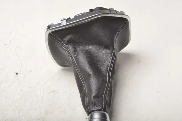 Pomo de cambio Ford Fiesta MK8 OEM 298651 - Usado image 6