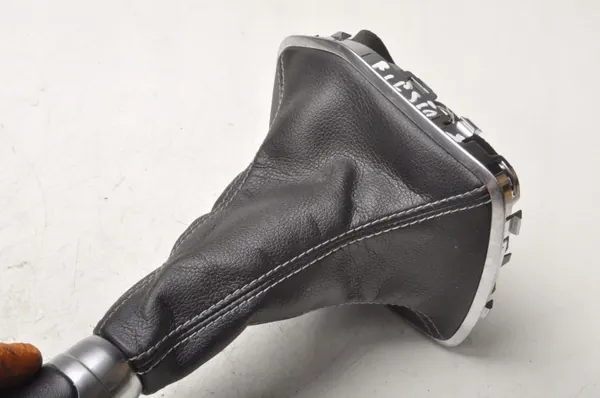 Pomo de cambio Ford Fiesta MK8 OEM 298651 - Usado image 7