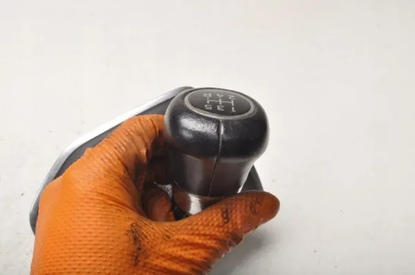 Pomo de cambio Ford Fiesta MK8 OEM 298651 - Usado image 8