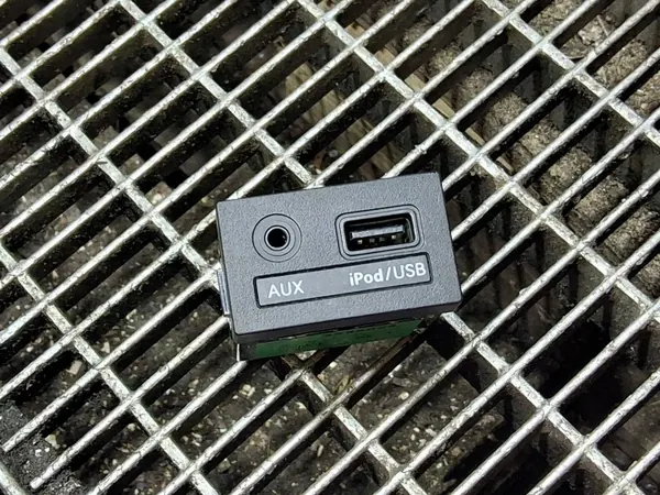 Tomada USB Hyundai i40 OEM 961203Z5004 - Usado image 2