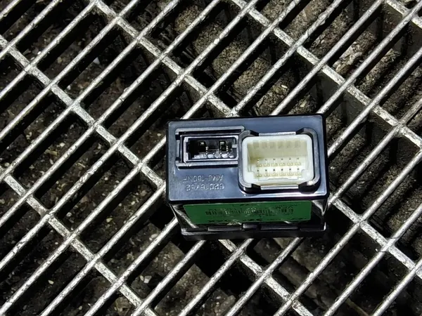Tomada USB Hyundai i40 OEM 961203Z5004 - Usado image 4